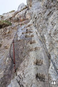 Die Schlüsselstelle wurde mit Drahtseilen und in den Felsen gehauene Stufen gangbar gemacht