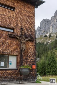 Das gut besuchte Gimpelhaus mit dem Gipfel der Roten Flüh im Hintergrund