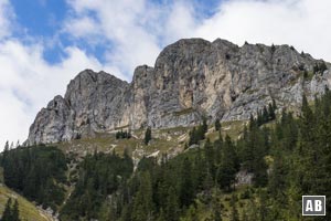 Die Rote Flüh mit den bei Kletterern beliebten Südwänden