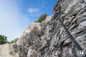 Drahtseilversicherter Ausstieg vom Roßbichl zum Niederecksattel