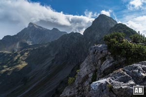 Blick vom Niederecksattel auf Gaisalphorn (rechts) und Nebelhorn (links)