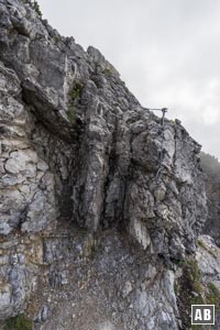 Die drahtseilgesicherte Schlüsselstelle (B/C auf der Klettersteigskala) beim Aufstieg vom Niederecksattel zum Gaisalphorn