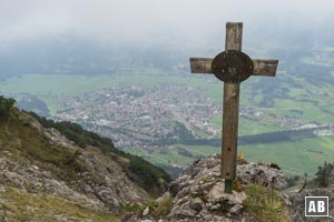 Wegekreuz am Grat zwischen Niederecksattel und Rubihorn. Oberstdorf im Hintergrund.