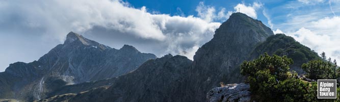 Blick vom Grat auf das Gaisalphorn (rechts) und das Nebelhorn (links)