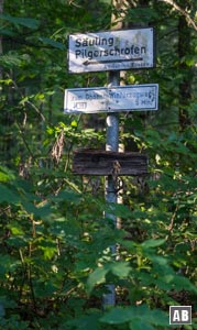 Der Wegweiser an der Straßenschleife vor der Marienbrücke befreit uns von den Touristenmassen - ab hier wird es sehr viel ruhiger