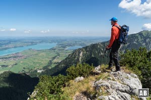 Weitreichende Aussicht aus dem Säulingsteig in das Alpenvorland