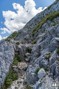 Unterwegs im schrofigen Gipfelaufbau