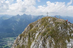 Der aussichtsreichere Nebengipfel mit den Tannheimer Bergen im Hintergrund