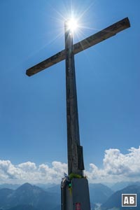 Das große Gipfelkreuz am aussichtsreicheren Nebengipfel des Säuling