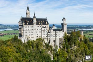 Viel fotografiert, aber trotzdem ein echter Hingucker: Schloss Neuschwanstein von der Marienbrücke (wenige Minuten abseits unserer Route)