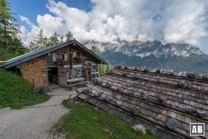 Die Schärtenalm mit der wolkenverhangenen Reiteralm im Hintergrund