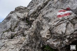 Eine kurze Leiter markiert den Einstieg in die drahtseilversicherte Felsroute