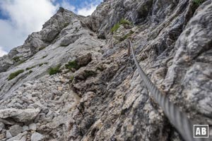 Drahtseilversicherte Passage am Gipfelaufbau der Schärtenspitze