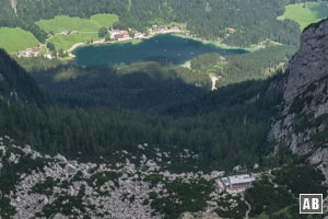 Blick aus dem Gipfelaufbau der Schärtenspitze auf die Blaueishütte und den Hintersee