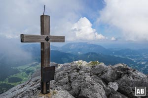 Das Gipfelkreuz der Schärtenspitze mit dem Untersberg im Hintergrund