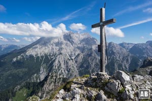 Das Gipfelkreuz des Steinbergs vor dem Watzmann