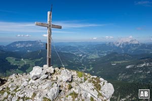 Aussicht vom Gipfel des Steinberg: Links der Untersberg mit dem Berchtesgadener Hochthron, rechts Hoher Göll und Hohes Brett