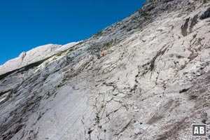 Zurück im Blaueiskessel - Blick auf die Plattenfluchten des Steinbergs: die Route verläuft nach links oben