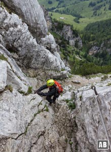 Der Widauersteig ist gut mit Drahtseilen gesichert und entspricht dem Schwierigkeitsgrad A/B auf der Klettersteigskala