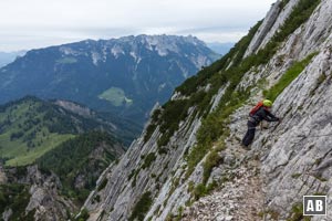 Die Querung im Widauersteig über ein drahtseilgesichertes Band zum finalen Aufschwung