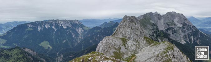 Blick vom Gipfel des Scheffauer auf den Kamm des Wilden Kaisers. Links der Zahme Kaiser.