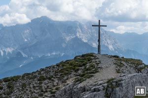 Das Gipfelkreuz der Schellschlicht mit der Zugspitze im Hintergrund