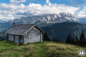 Die Schellalm vor der wolkenverhangenen Zugspitze