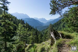 Mit zunehmender Höhe lohnt sich ein Blick zurück: Die Zugspitze im Gegenlicht