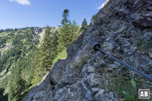 Eine Drahtseil hilft bei der Querung einer Felsstufe