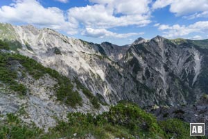 Blick auf Friederspitz und Frieder (rechts) mit dem Verbindungsgrat zur Schellschlicht (nach links oben)