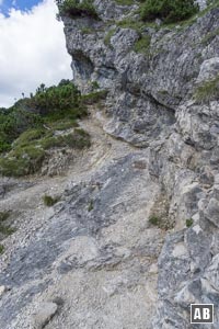 An dieser Stelle nicht den Spuren entlang des Felsen nach oben folgen (Sackgasse), sondern den Markierungen nach links in die Südflanke absteigen
