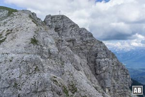 Bereits im Abstieg: Steil geht es zunächst über Schotter auf dem Südwestgrat talwärts