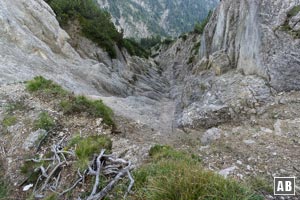 Stolpern verboten! Der Weg zur Schellalm bricht an macher Stelle links und rechts ins bodenlose ab.