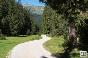 Die Bergtour beginnt als idyllische Wanderung - hinein ins malerische Unterautal