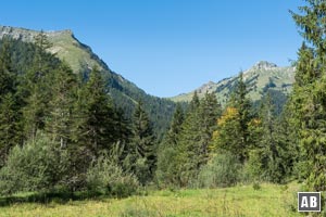 Ein erster Blick auf die Mulde des Gröbner Halses - zwischen Rether Kopf (rechts) und unserem ersten Gipfel, die Sonntagsspitze (links)