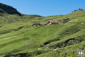 Wir schließen nach oben zu den Gebäuden der Gröbneralm (1.520 m) auf