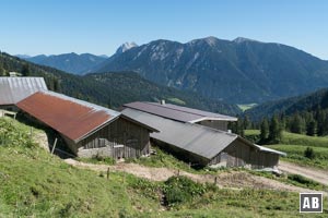 An den Almgebäuden spitzt nun auch der Guffert hinter den Unnützen hervor