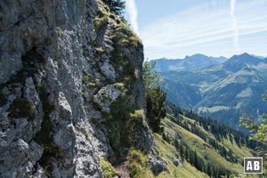 ...zur zweiten Schlüsselstelle. Die enorm steile Felsrampe mittels Drahtseil bergan hangeln.