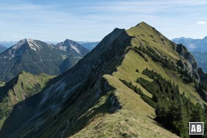 Blick von der Sonntagsspitze über den Grat zur Schreckenspitze - der dunkle Gipfel im Hintergrund rechts der Bildmitte