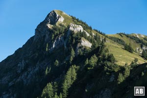 Kurz vor Erreichen des Gröbner Halses präsentiert sich unser erster Gipfel, die Sonntagsspitze, als sehr abweisende Pyramide