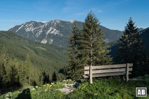 Unterwegs findet sich immer wieder ein Sitzplätzchen mit effektvoller Aussicht - wie hier auf die Unnütze