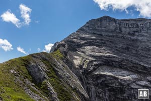 Der gewaltige Gipfelaufbau des Sonnjoch. Der Aufstieg erfolgt von links.