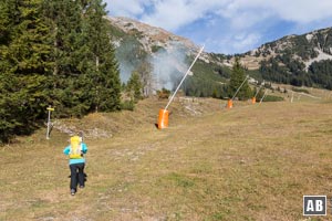 Entlang der Skipiste geht es bis zu einer Fahrstraße nach oben