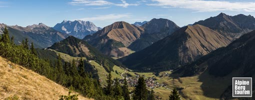 Blick aus der Aufstiegsroute auf Berwang und die am Horizont aufragende Zugspitze