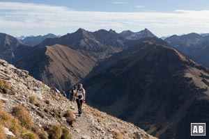 Mit zunehmender Höhen formatieren sich im Süden des Thaneller-Aufstiegs die Lechtaler Alpen