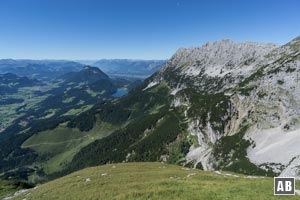 In der Treffauer-Westflanke: Aussicht auf den Hintersteiner See, den Scheffauer und die Hackenköpfe