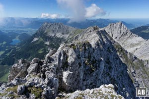 Aussicht vom Gipfel des Treffauer auf den Westkaiser mit Sonneck, Hackenköpfe, Scheffauer und den Hintersteiner See