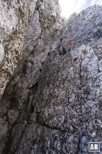 Blick von unten in die senkrechte Gipfelrinne