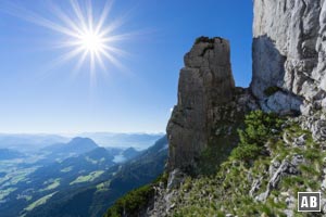 Die Querung in die Südflanke verläuft durch dieses Felstor