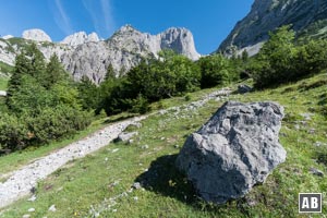 Von der Gaudeamushütte wandern wir dem Ellmauer Tor entgegen